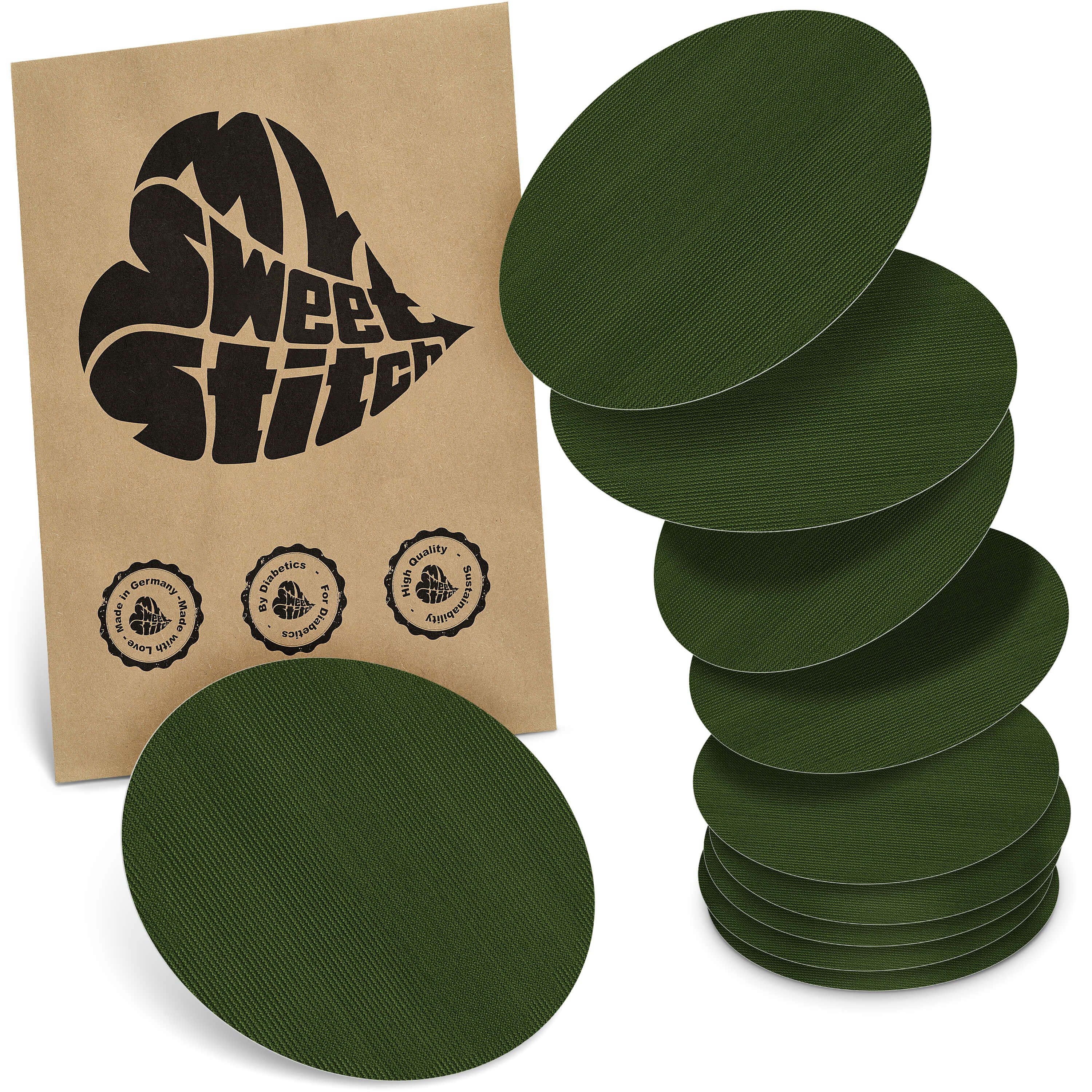 Braune Papierverpackung mit Logo. Daneben ovale, grüne Pflaster. Einige sind gestapelt. Auf der Verpackung sind Qualitätssiegel.