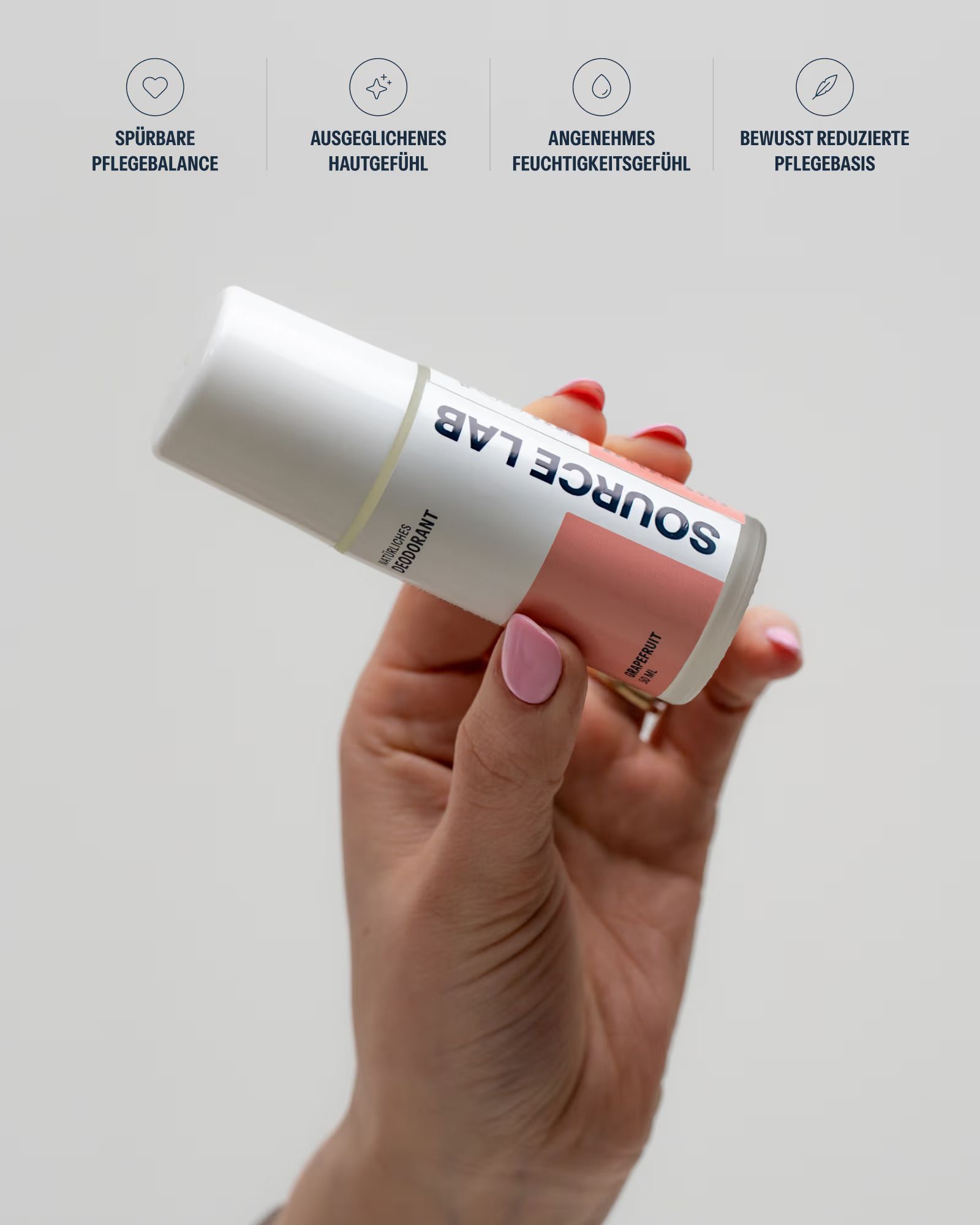 Source Lab Grapefruit Deo Roll-On in der Hand. Natürliches Deodorant für sensible Achseln.