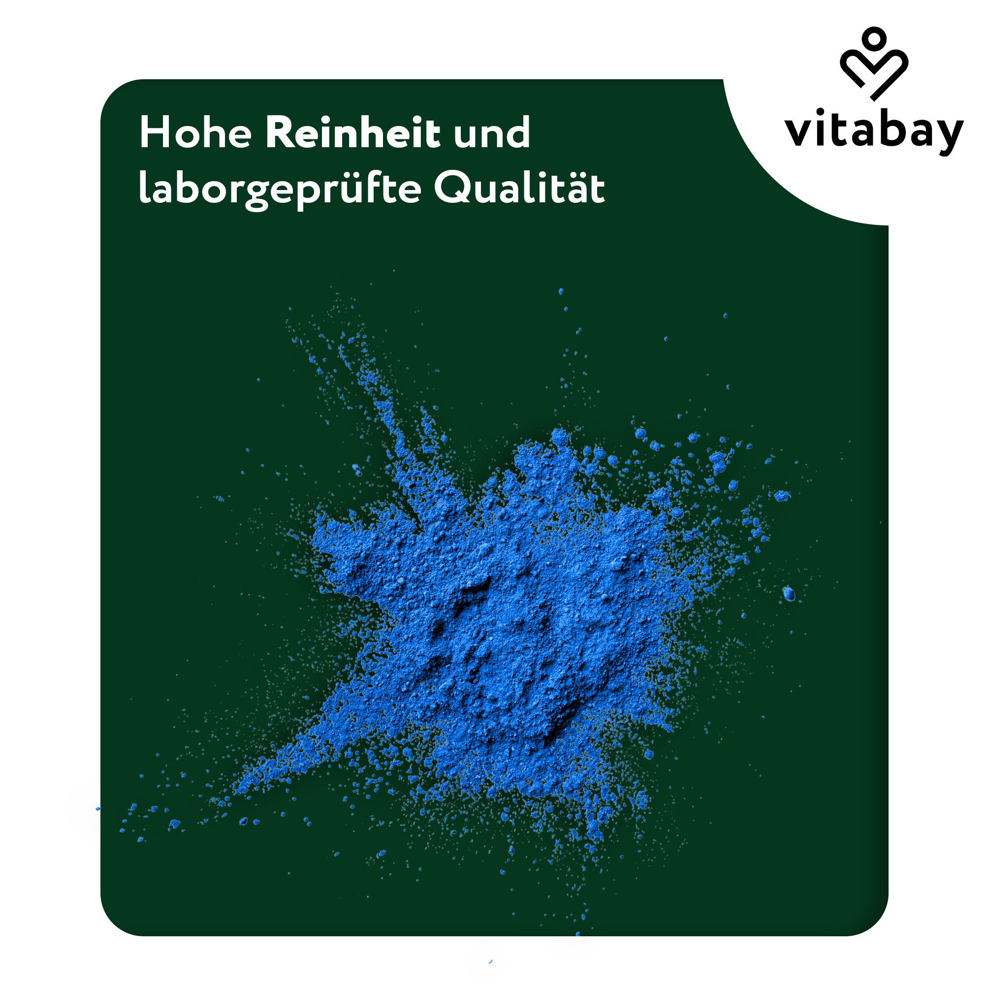 Blaues Pulver. Hohe Reinheit und laborgeprüfte Qualität. Vitabay Logo. Hintergrund grün.
