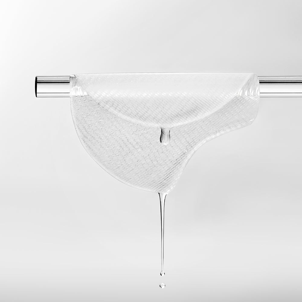 Ein einzelnes Ampoule Pad tropft Flüssigkeit auf einer Stange.