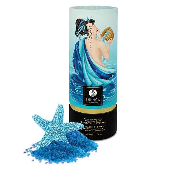 Zylindrische Verpackung mit Badesalz und Seestern. Marke Shunga. Text: Oriental Crystals. Abbildung: Frau im Wasser.