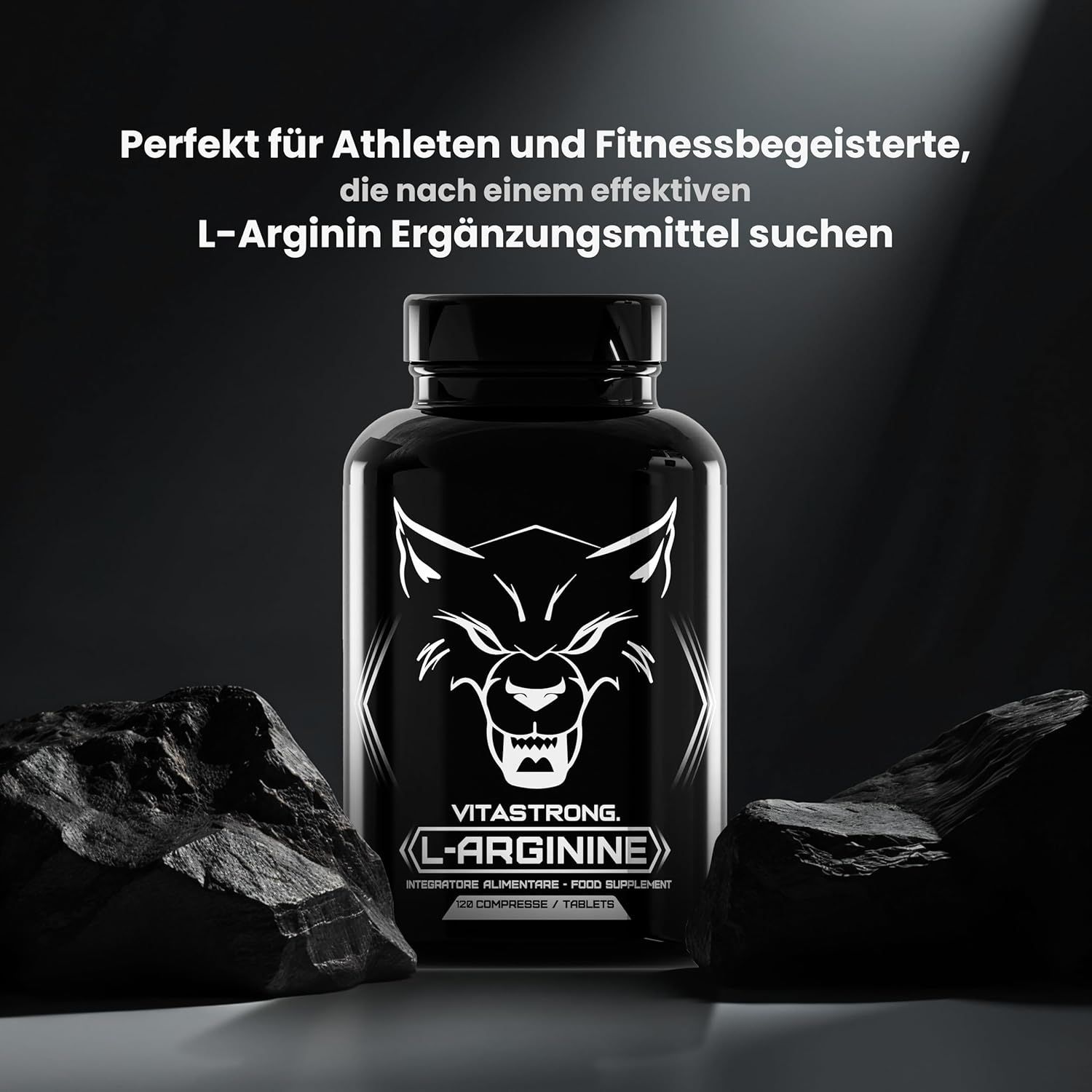 Schwarze Flasche "VITASTSTRONG L-ARGININE" zwischen Steinen. Text: "Perfekt für Athleten und Fitnessbegeisterte..."