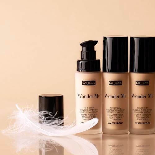 Drei Pupa Wonder Me Foundation-Flakons mit schwarzem Deckel. Feder und ein offener Deckel daneben.