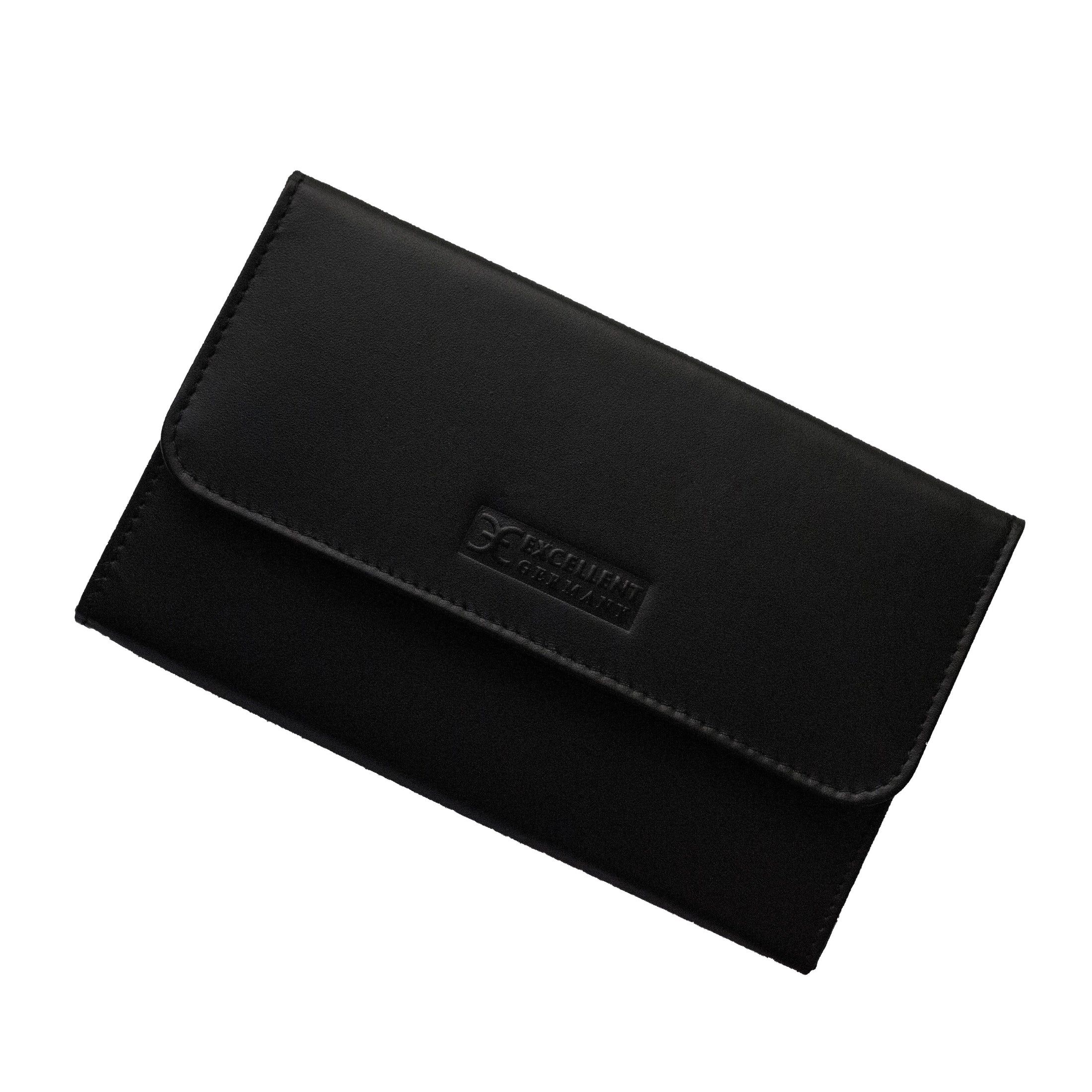 Geschlossene, schwarze Maniküre-Etui. Mit Klappe und geprägtem Logo: Excellent Germany.