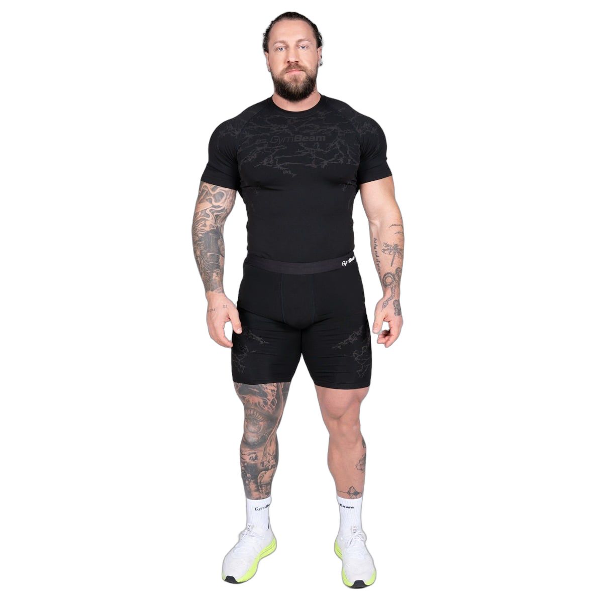Mann in schwarzen Shorts und T-Shirt, nahtloses Design. Elastischer Bund an Shorts.