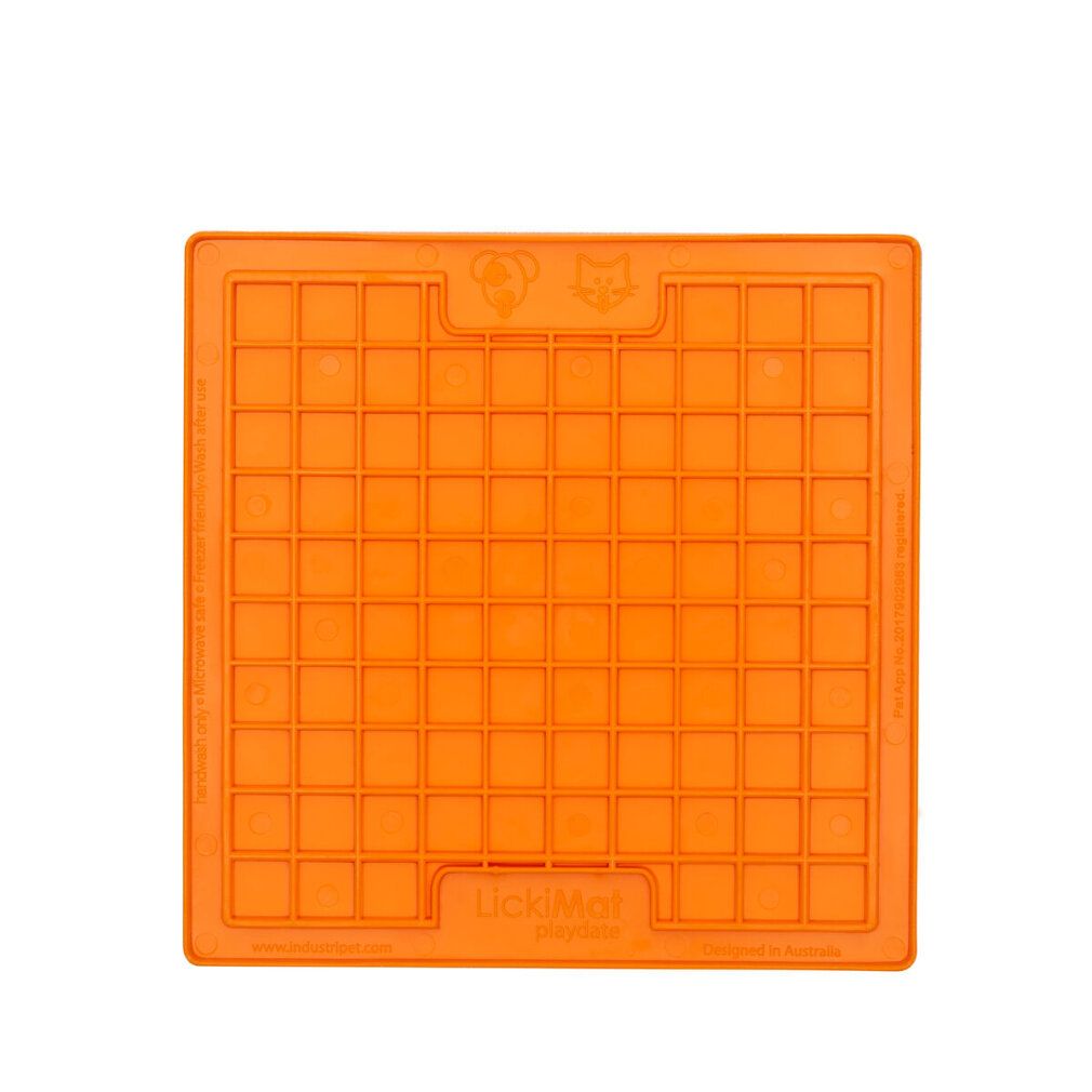Orangefarbene, quadratische Matte mit quadratischen Vertiefungen. Logo und Schriftzug "LickiMat" unten.