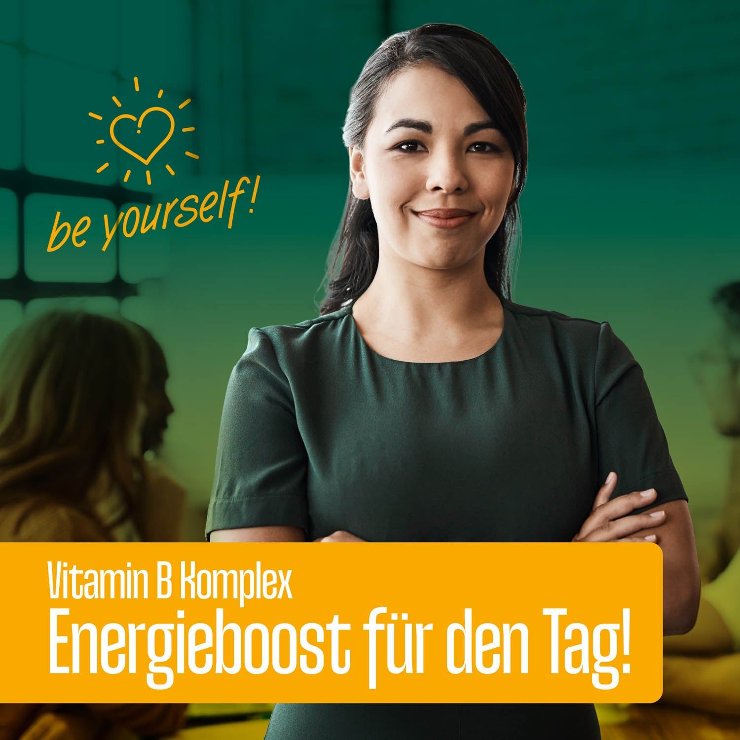 FITNE Vitamin B Komplex Kapseln. Frau lächelt. Text: Energieboost für den Tag! Hintergrund: Büro.
