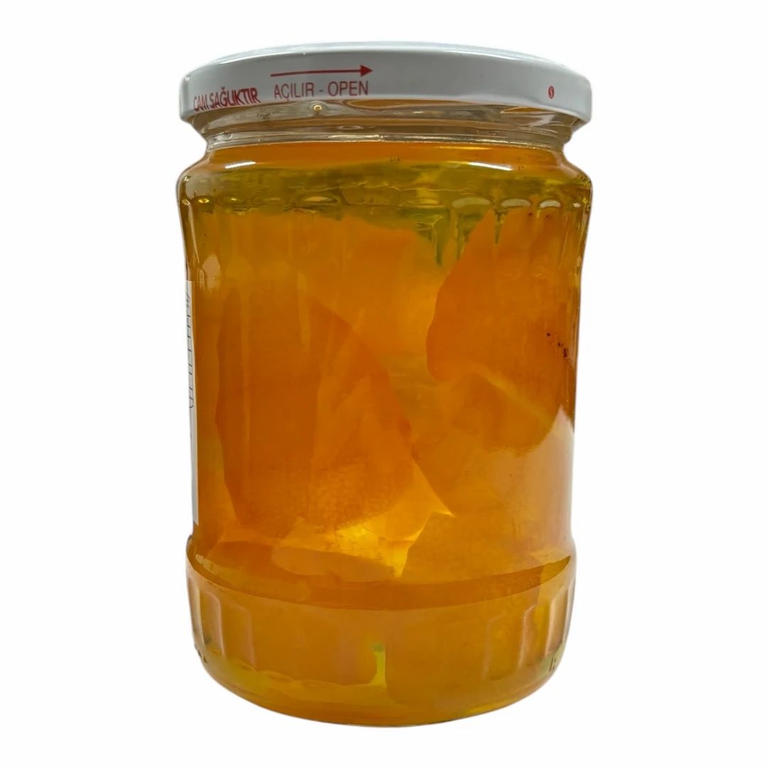 Glas mit Bitterorangenmarmelade. Weißer Deckel. Klarer Inhalt mit Orangensegmenten. Nahaufnahme, isoliert auf weißem Hintergrund.