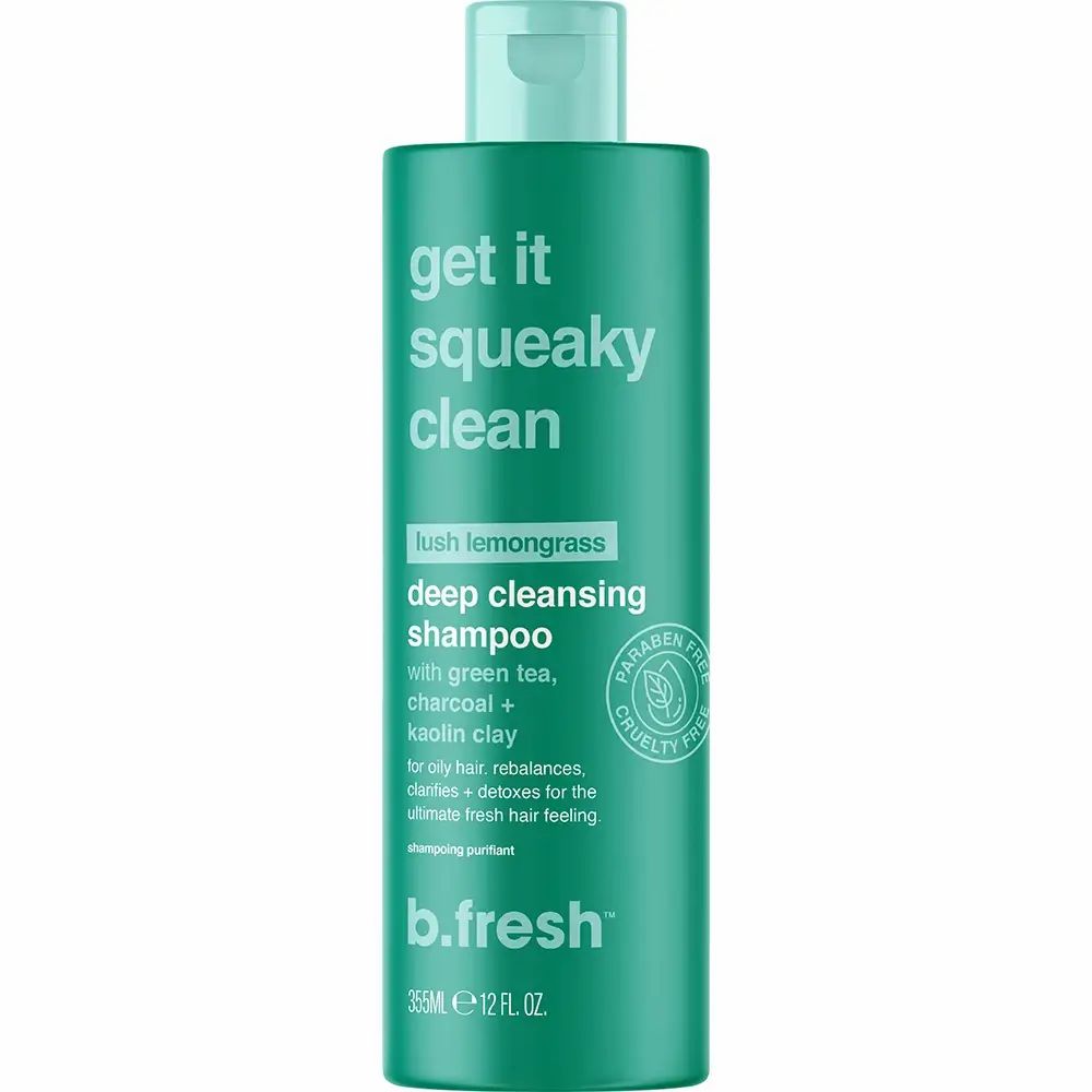 Grüne Shampoo-Flasche mit Aufschrift "Get it squeaky clean". Enthält grüne Tee, Aktivkohle und Kaolin-Ton. Marke: B.fresh.