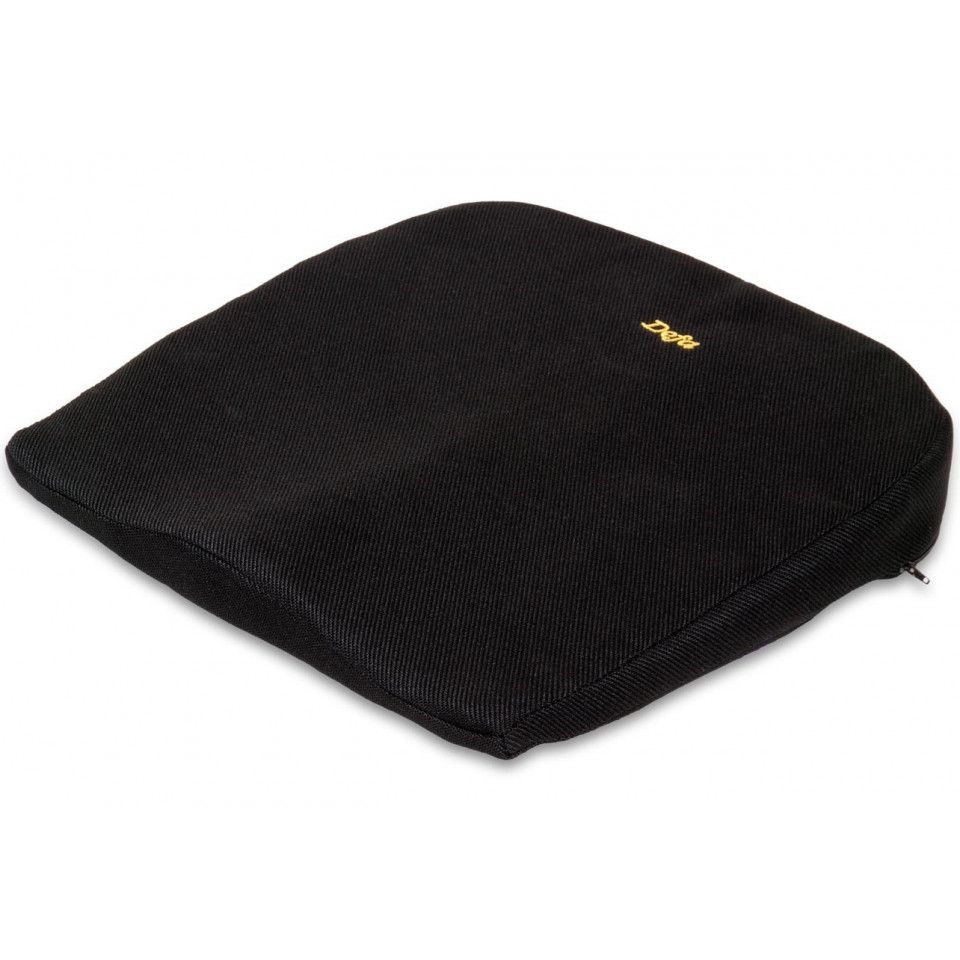 Schwarzes Keilkissen mit goldfarbenem Logo. Quadratische Form mit abgerundeten Ecken. Reißverschluss an der Seite.