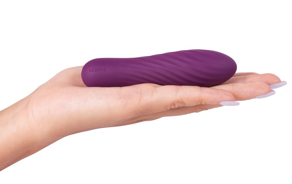 Hand hält einen lila Vibrator mit spiralförmiger Textur. Der Markenname SVAKOM ist sichtbar.