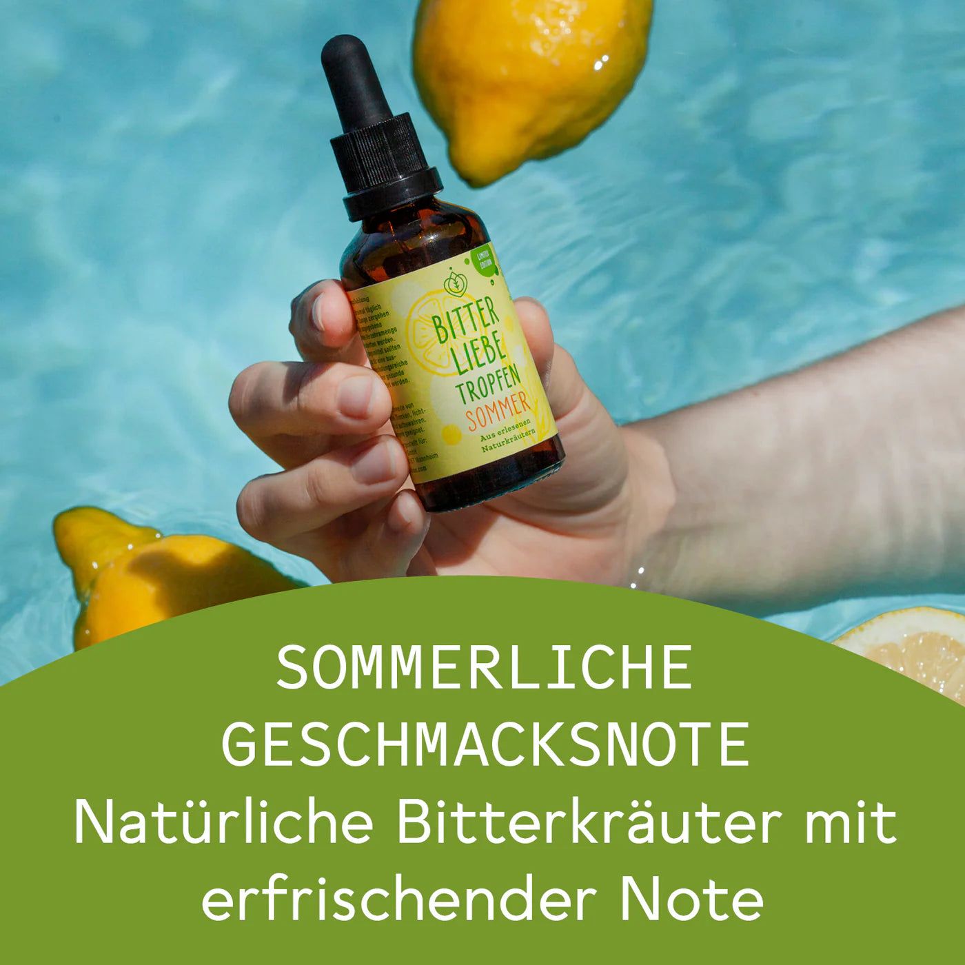 Hand hält braune Flasche mit Pipette über Wasser. Auf dem Etikett steht "BitterLiebe Tropfen Sommer".