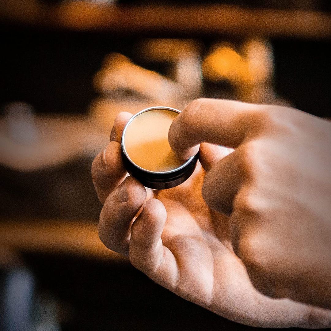 Geschlossene Dose mit CHARLEMAGNE Bartwachs, Etikett "MOUSTACHE WAX".