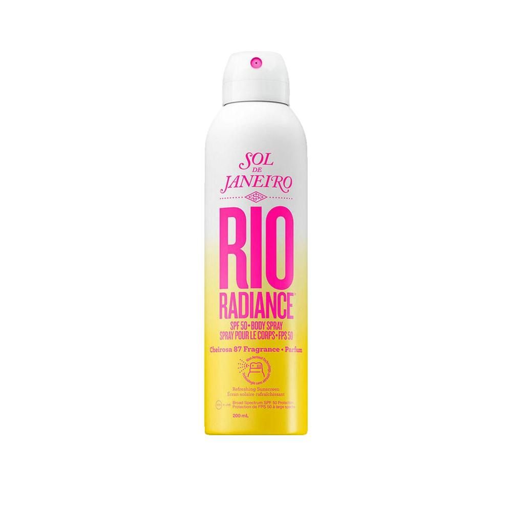 Weiß-gelbe Sprühflasche mit pinkfarbenem "RIO RADIANCE"-Schriftzug. SPF 50-Body Spray. Marke: Sol de Janeiro.