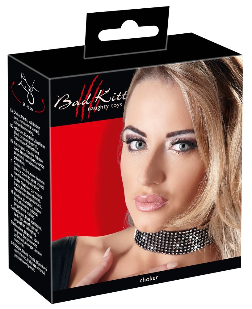Schwarze Produktverpackung mit Halsband-Abbildung. Aufschrift "Bad Kitty". Das Halsband ist mit Strasssteinen besetzt.