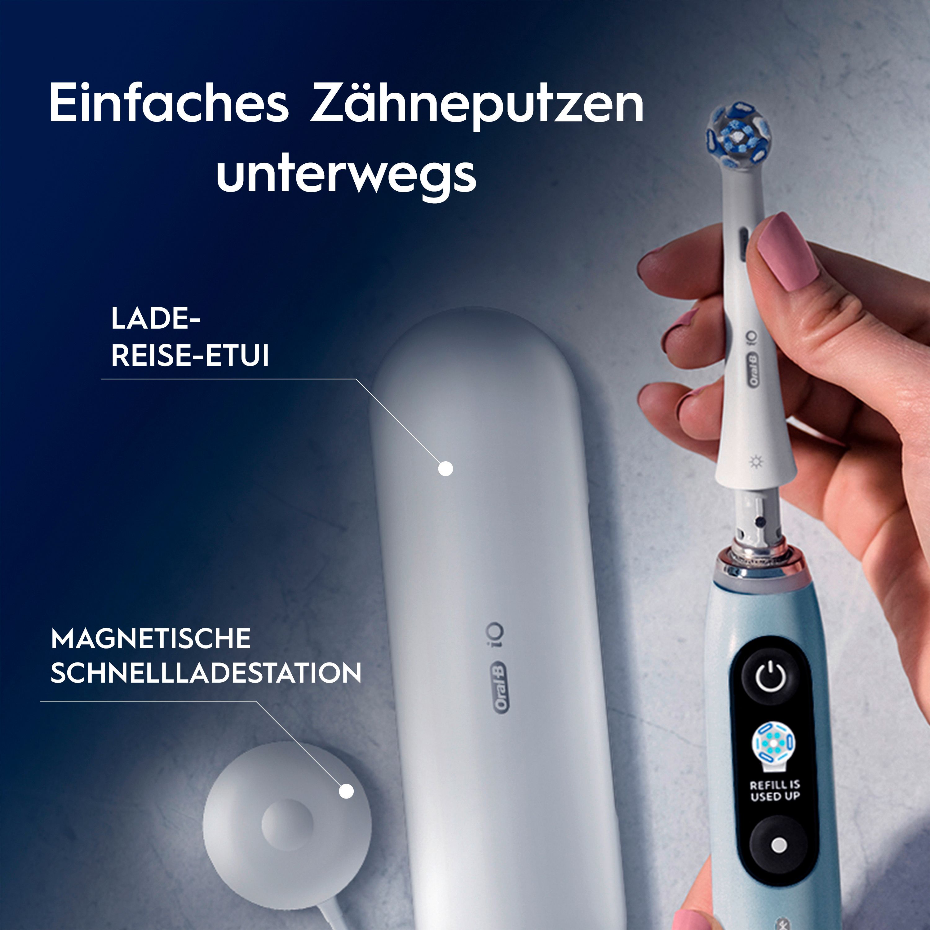 Hand hält Reiseetui und Ladestation. Blaue elektrische Zahnbürste. Text: Einfaches Zähneputzen unterwegs.