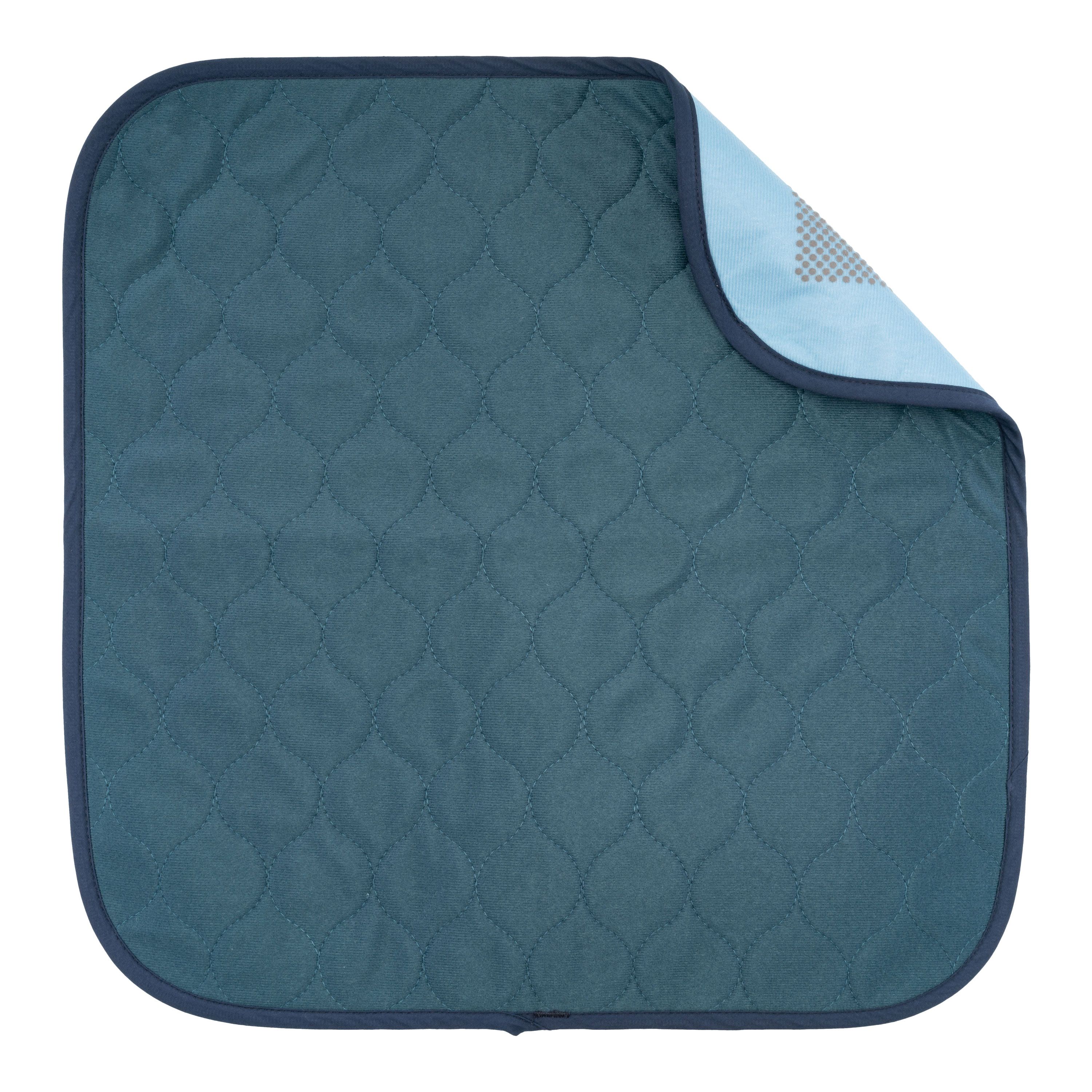 Blaue, quadratische Sitzauflage mit Steppmuster und dunkelblauem Rand. Eine Ecke ist umgeschlagen.