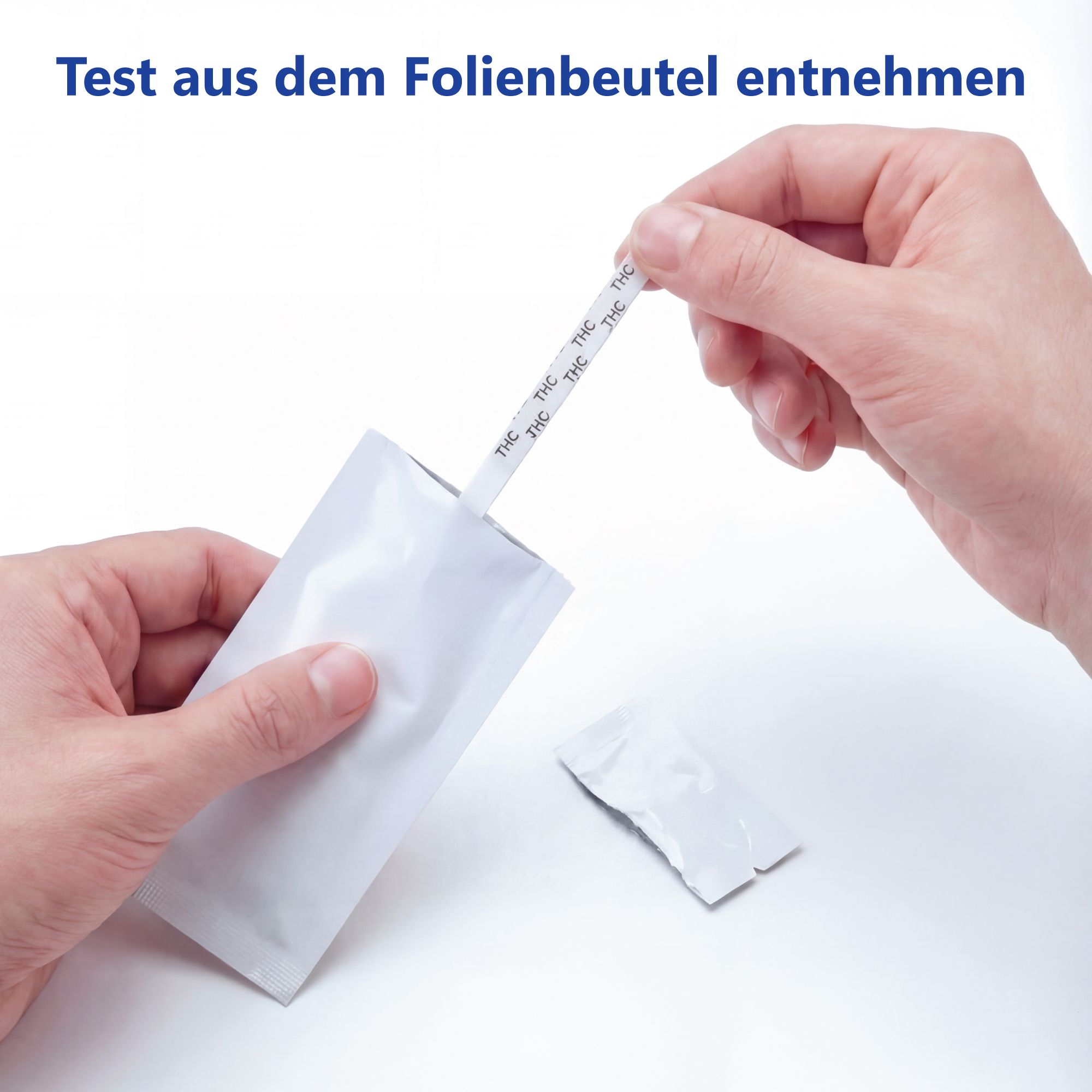 Hände entnehmen Teststreifen aus weißem Folienbeutel. Streifen mit THC-Markierungen. Kleiner, leerer Beutel daneben.