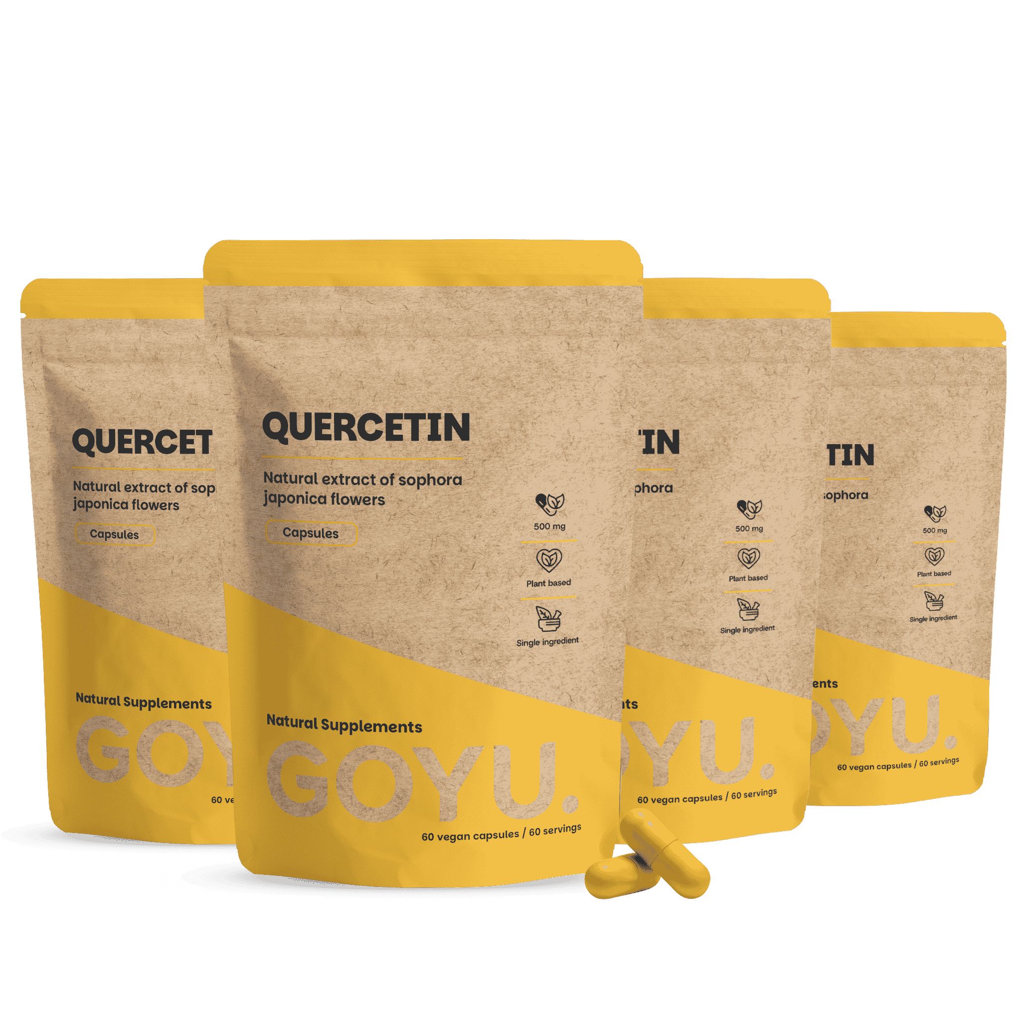 Vier Beutel Quercetin-Kapseln, braun mit gelbem Design. Zwei Kapseln liegen davor.