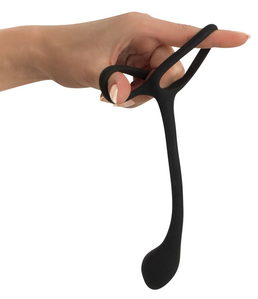Schwarzer Penis-/Hodenring mit Analplug, gehalten von einer Hand. Ringförmiger Teil und länglicher Schaft.