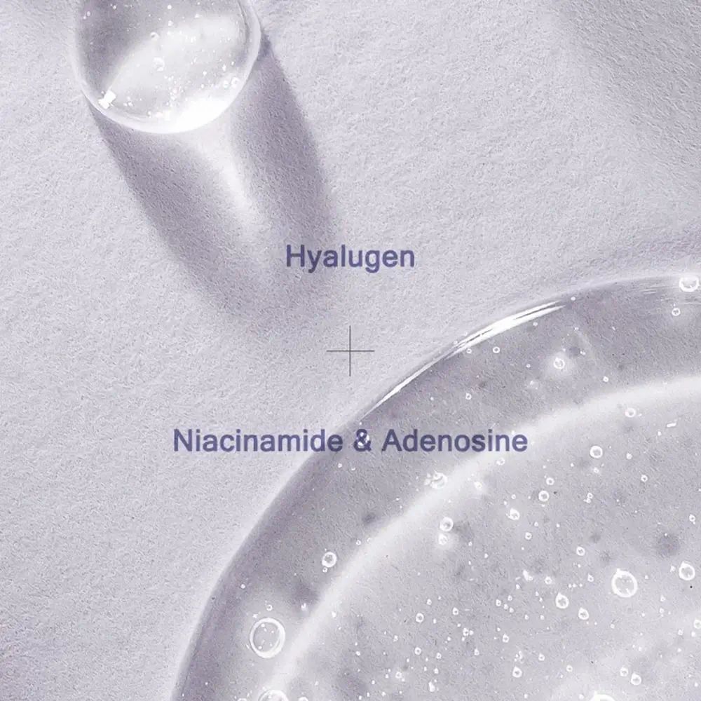 Text auf hellem Hintergrund: Hyalugen + Niacinamide & Adenosine. Flüssigkeit und Blasen.