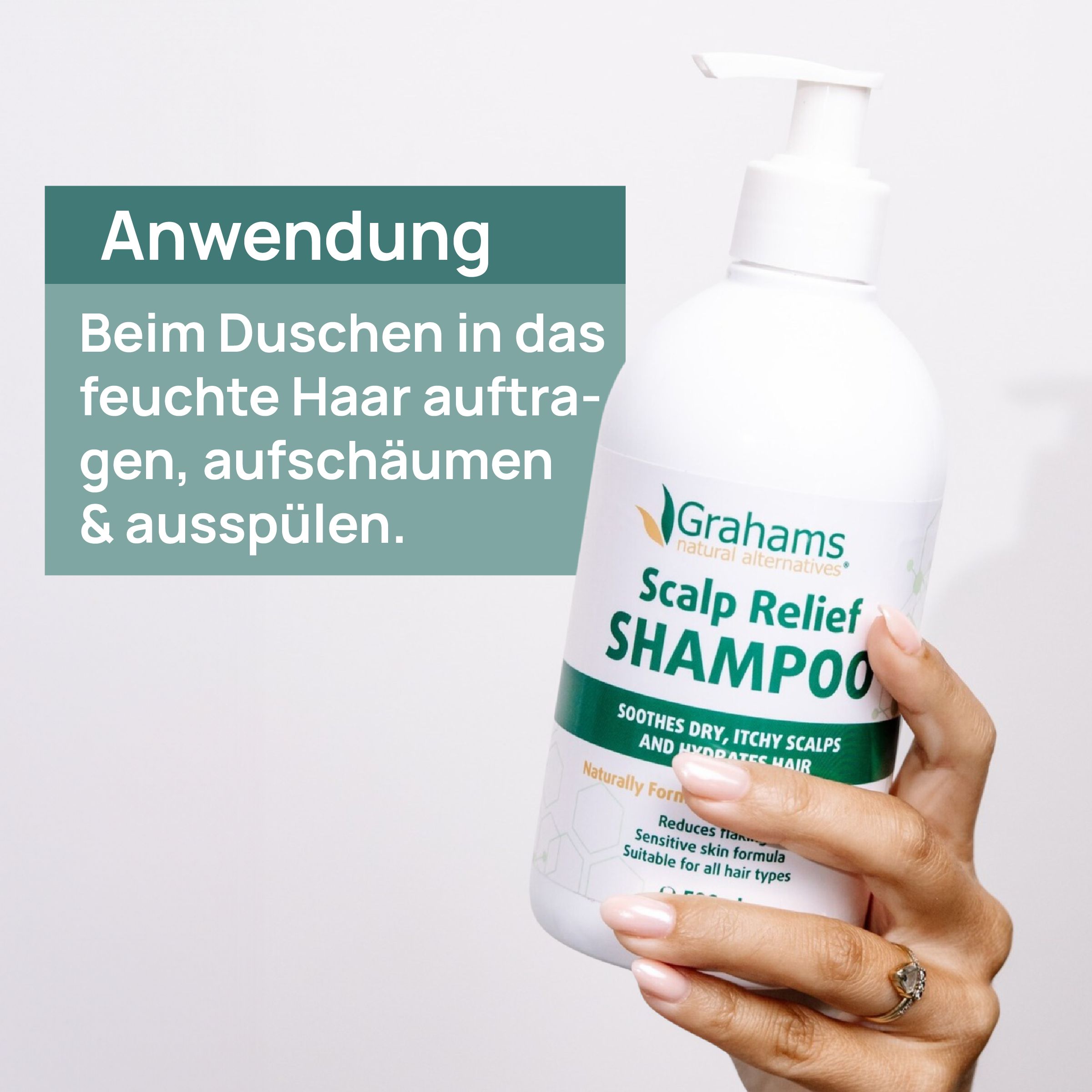 Weiße Flasche mit Pumpe. Text: Scalp Relief Shampoo. Anwendung: Auf feuchtes Haar auftragen, aufschäumen und ausspülen. Hand hält Flasche.