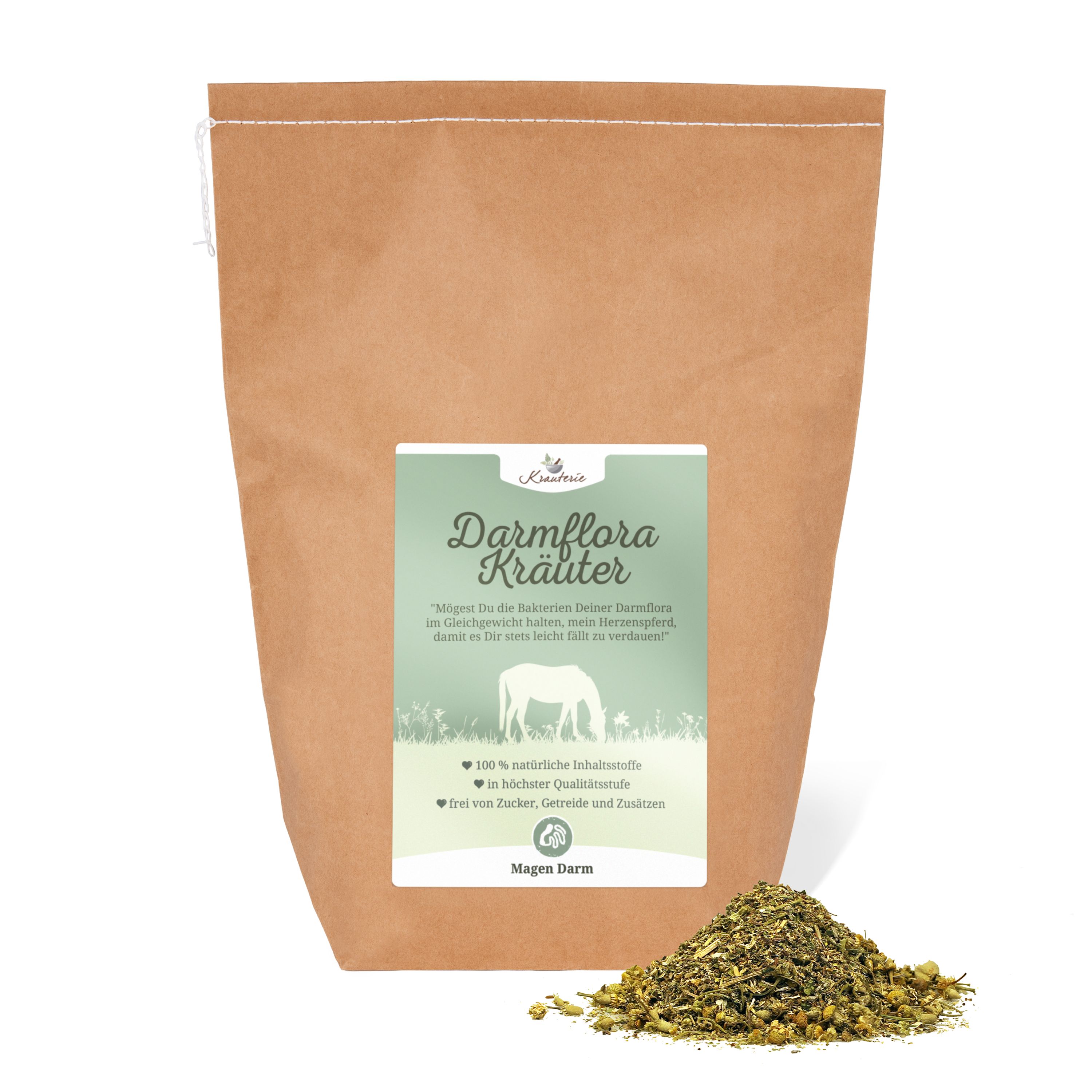 Braune Papiertüte mit Etikett und Kräutermischung. Das Etikett zeigt Text und ein Pferd. Kräuterhaufen unten rechts.