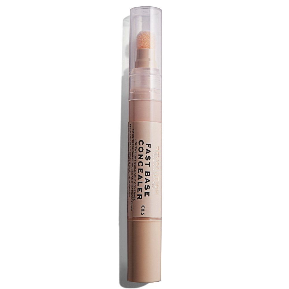 Concealer-Stift mit Schwammapplikator. Aufschrift: Fast Base Concealer. Farbton C0.5. Beige-braune Verpackung.