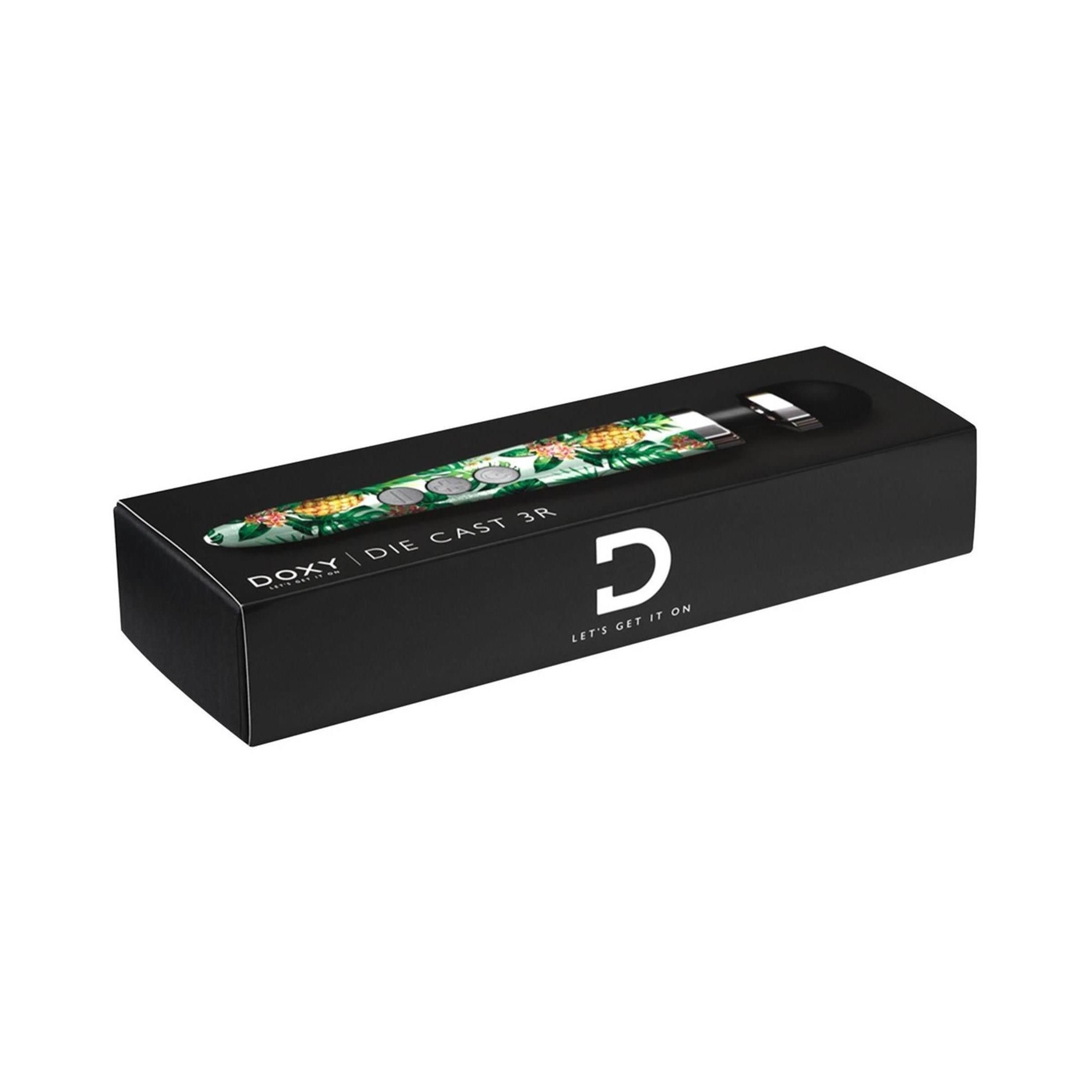 Schwarzer Karton mit Vibrator. DOXY | DIE CAST 3R. Produkt in der Verpackung. Vibrator mit Muster.