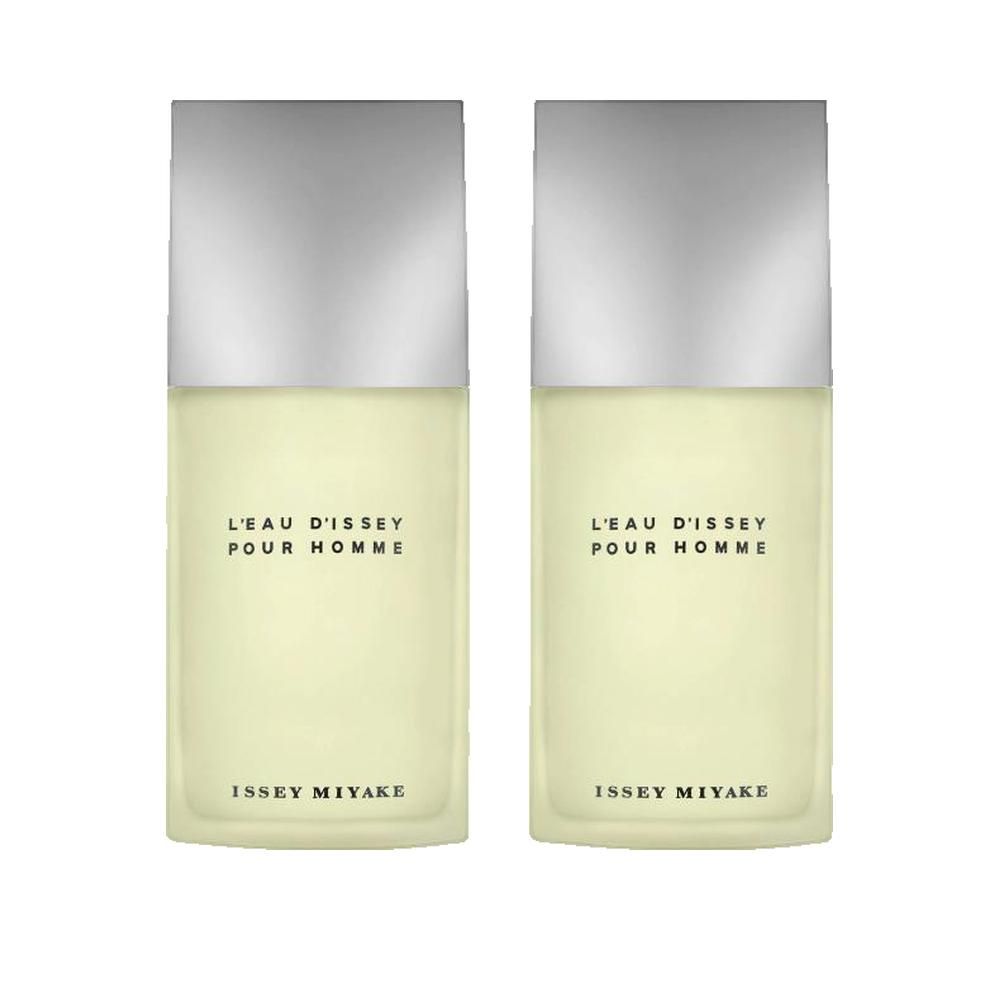 Zwei rechteckige Flakons mit silbernen Deckeln. Aufschrift: L'EAU D'ISSEY POUR HOMME und ISSEY MIYAKE.
