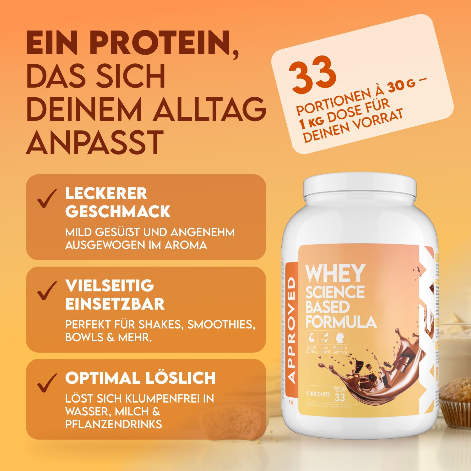 Weißes Whey-Proteinpulver-Behälter. Text: EIN PROTEIN, DAS SICH DEINEM ALLTAG ANPASST. Enthält 33 Portionen à 30g. Leckerer Geschmack, vielseitig einsetzbar.
