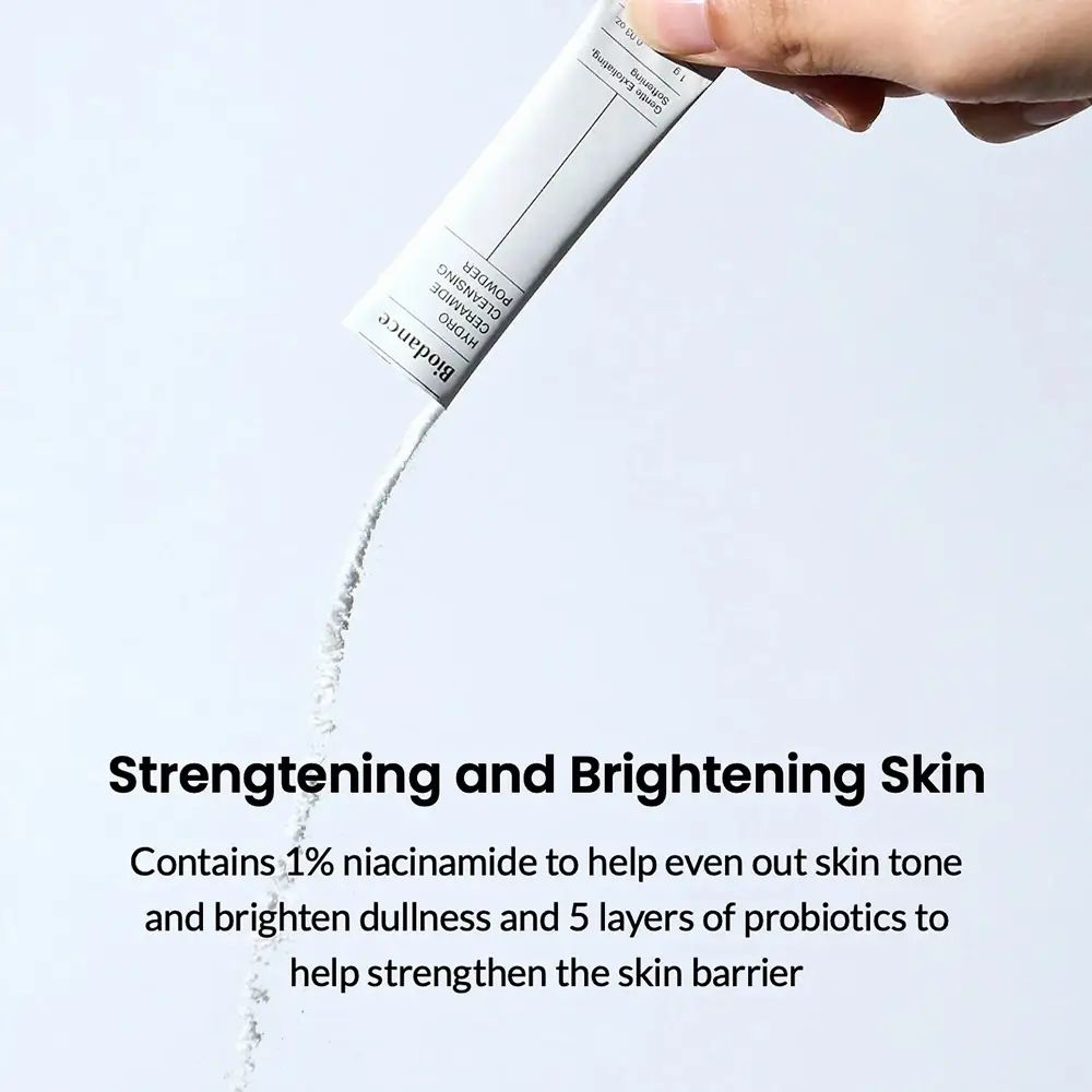 Pulver wird aus einem Beutel des BIODANCE Hydro Ceramide Cleansing Powder gegossen. Text: Stärkung und Aufhellung der Haut.
