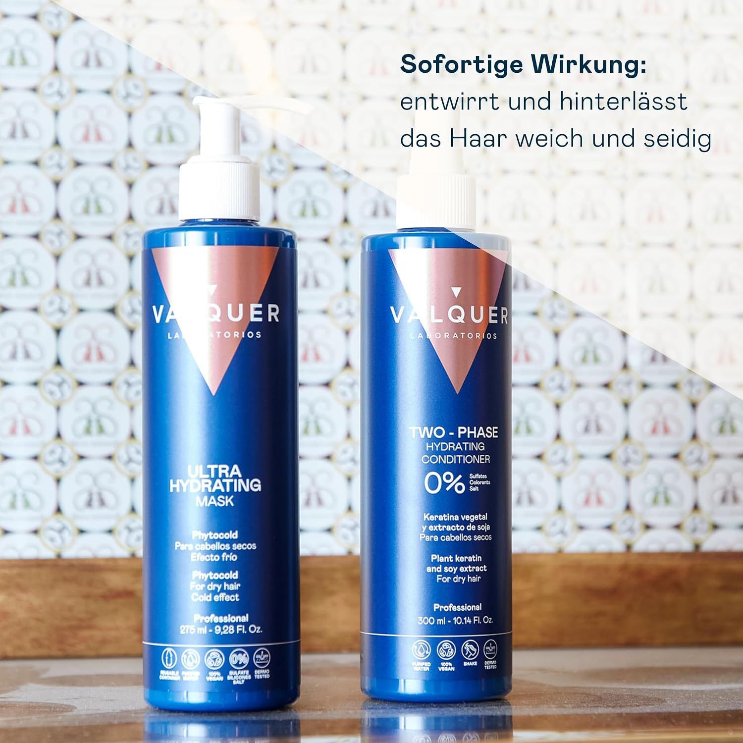 Zwei dunkelblaue Flaschen mit rosa Akzenten, beschriftet mit 'VALQUER LABORATORIOS'.