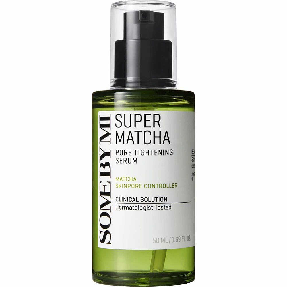 Grüne Flasche mit schwarzem Pumpverschluss. Text: SOME BY MI, SUPER MATCHA, Pore Tightening Serum, Dermatologist Tested.