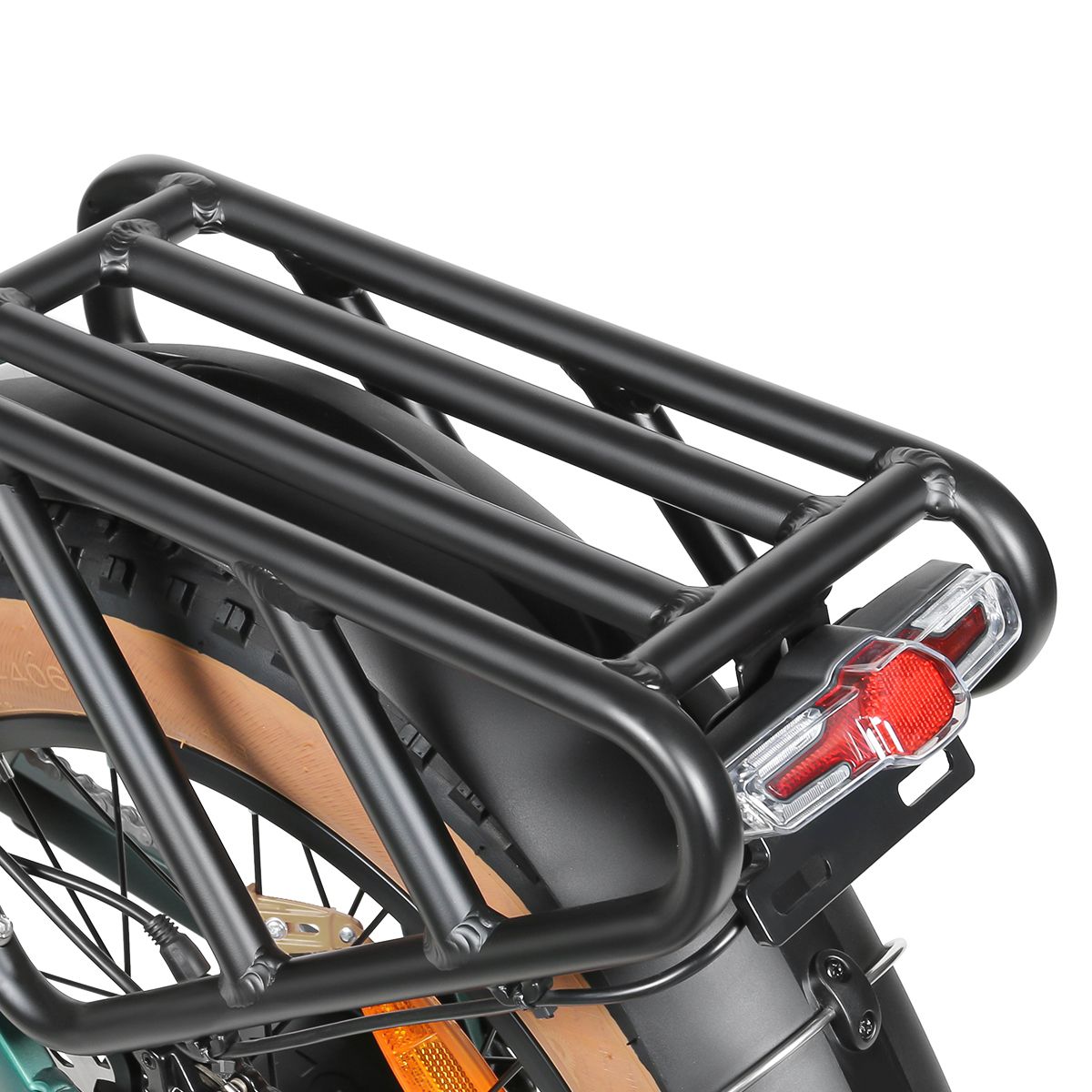 Gepäckträger mit Rücklicht. Schwarzer Metallrahmen. Rotes Rücklicht.