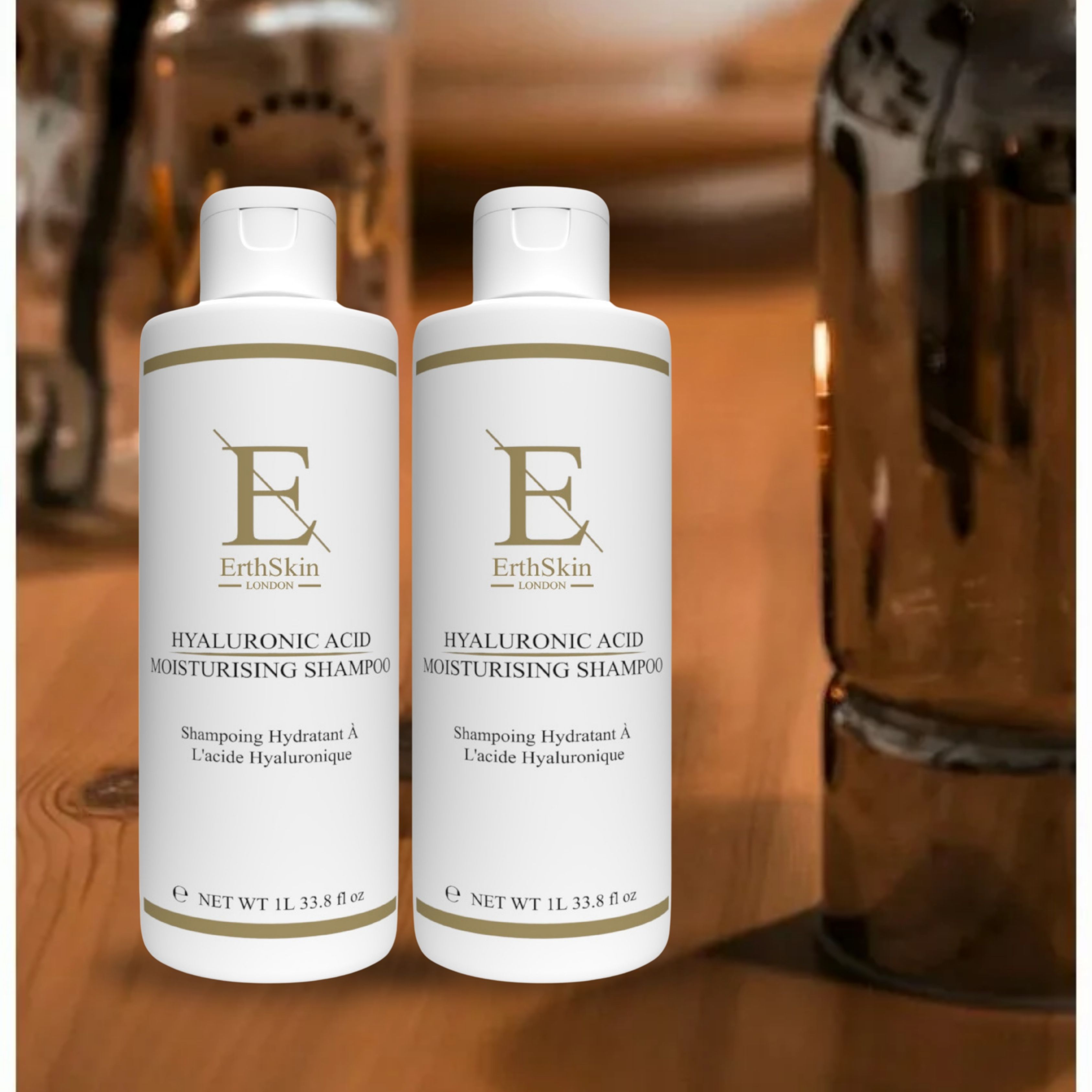 Zwei weiße Shampoo-Flaschen mit Etikett. Aufschrift: ErthSkin London, Hyaluronsäure Moisturising Shampoo. Auf Holzoberfläche.