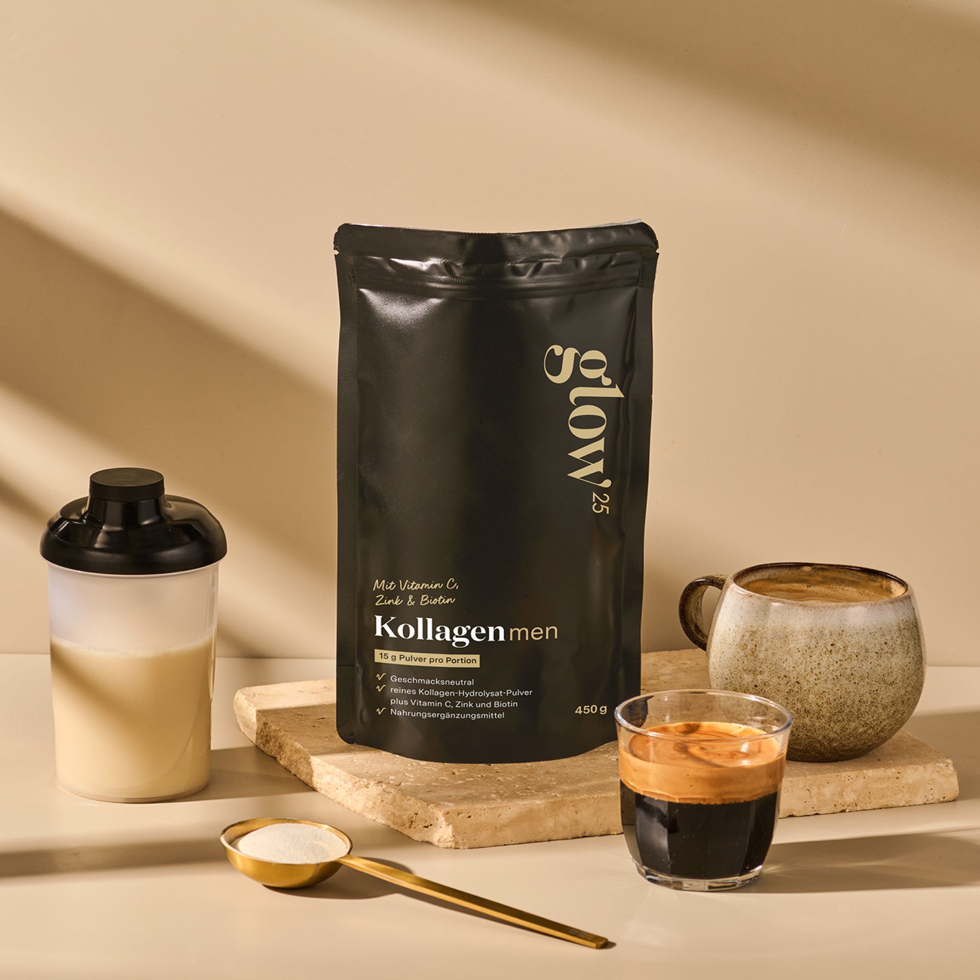 Produktbeutel, Shaker, Kaffeetasse und Espresso-Glas. Auf einem Stein platziert. Enthält Pulver und Flüssigkeiten.