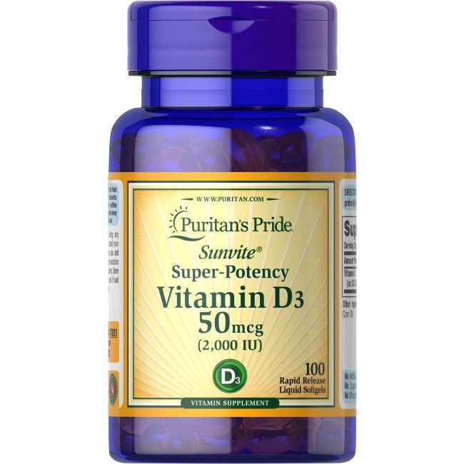 Blaue Flasche mit gelbem Etikett. Aufschrift: Puritan's Pride, Sunvite, Vitamin D3 50mcg (2,000 IE). Enthält 100 Kapseln.