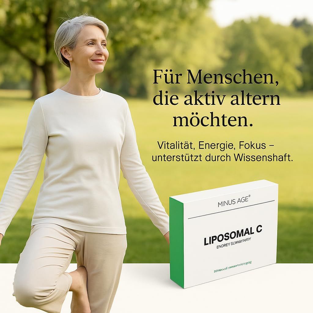 Frau im Freien, Yoga-Pose. Neben ihr: Weiße Produktverpackung mit grüner Seitenfläche. Aufschrift: Minus Age Liposomal C, Energy & Immunity.