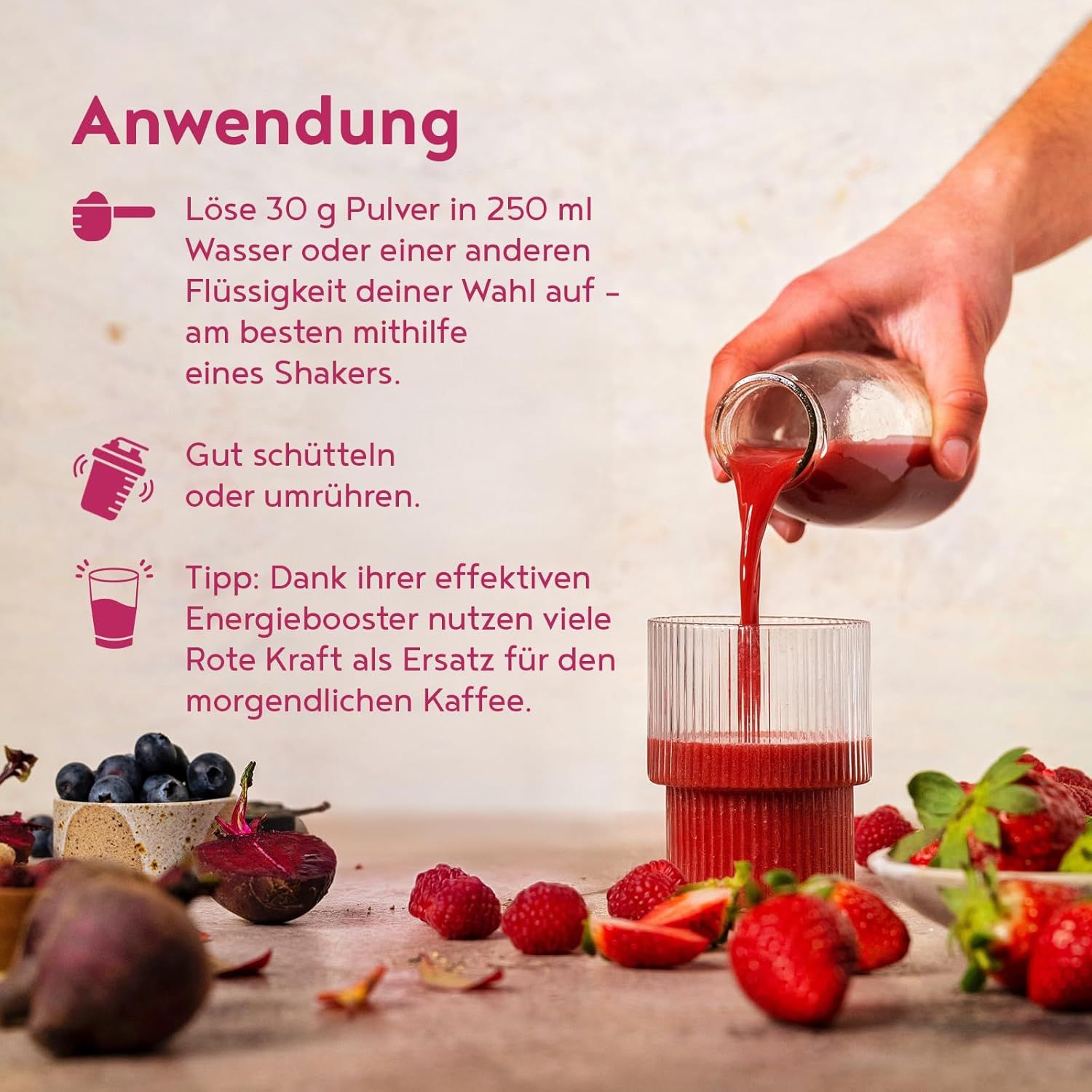Anwendung: 30g Pulver in Wasser oder Flüssigkeit mischen. Rotes Getränk wird in Glas gegossen. Früchte.