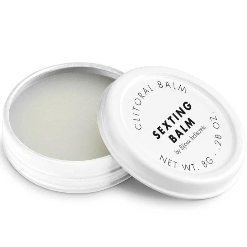 Weißes Döschen mit Produkt. Text: Sexting Balm, Clitoral Balm. Dose geöffnet. Produkt sichtbar.