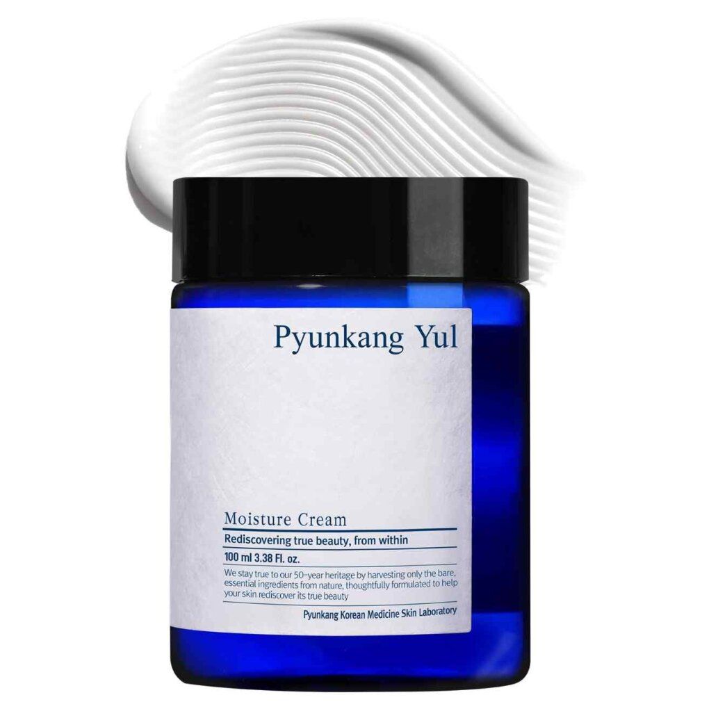Pyunkang Yul Feuchtigkeitscreme mit einer cremigen Textur über dem Behälter.