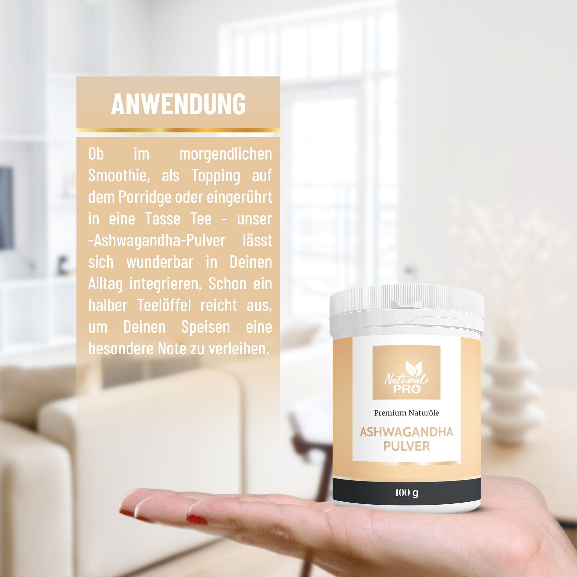 Hand hält Behälter mit Natural Pro Ashwagandha Pulver, 100 g. Text: Anwendung. Hintergrund: Wohnzimmer mit Sofa.