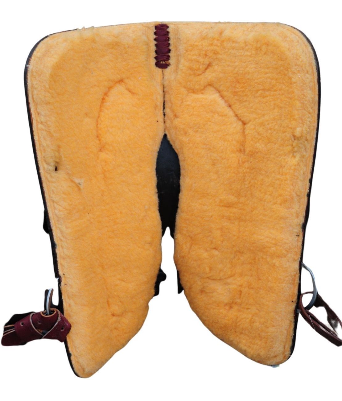 Unterseite eines Westernsattels. Gelbe Polsterung. Riemen und Befestigungen sichtbar.