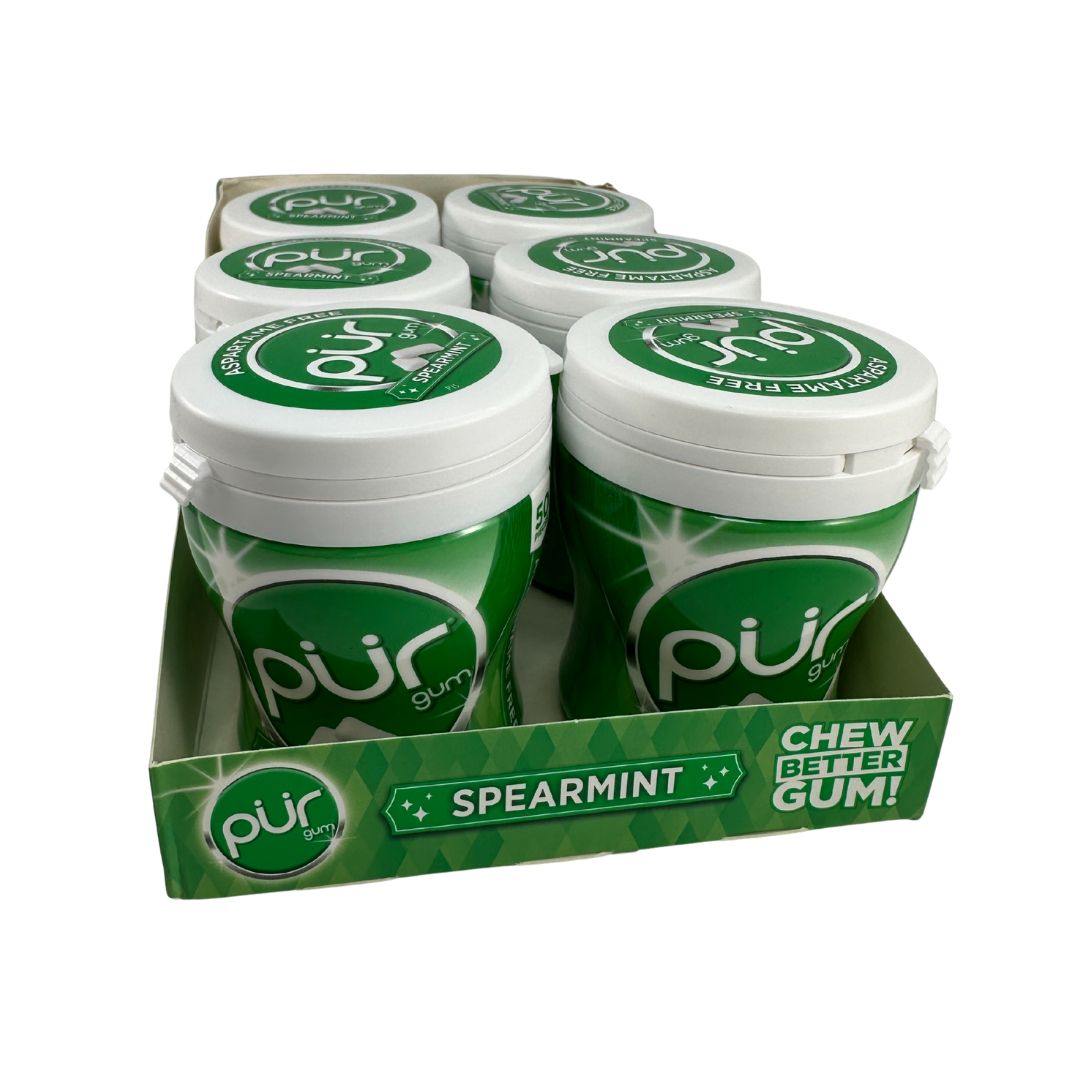 Pur Gum Spearmint Kaugummi in grünen Behältern, in einer Kartonverpackung.
