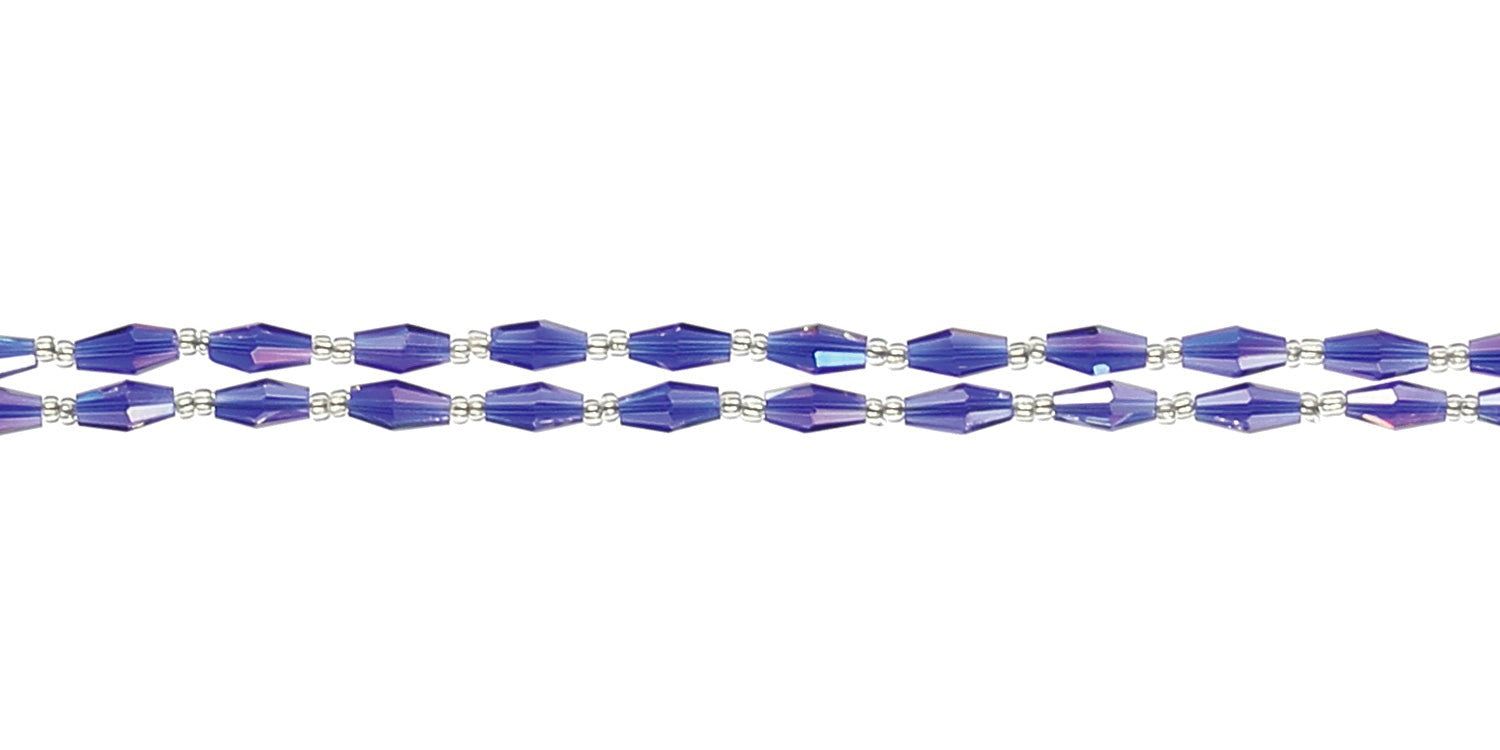 Nahaufnahme einer Brillenkette mit zwei Reihen blauer, länglicher Perlen. Metallverbindungen sind sichtbar.