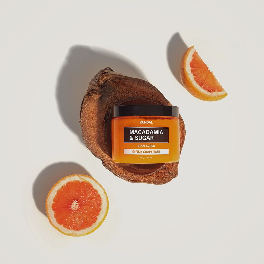 Körperpeeling mit Zucker, rosa Grapefruit, in Dose. Mit Grapefruit-Stücken und Kokosnuss-Schale.