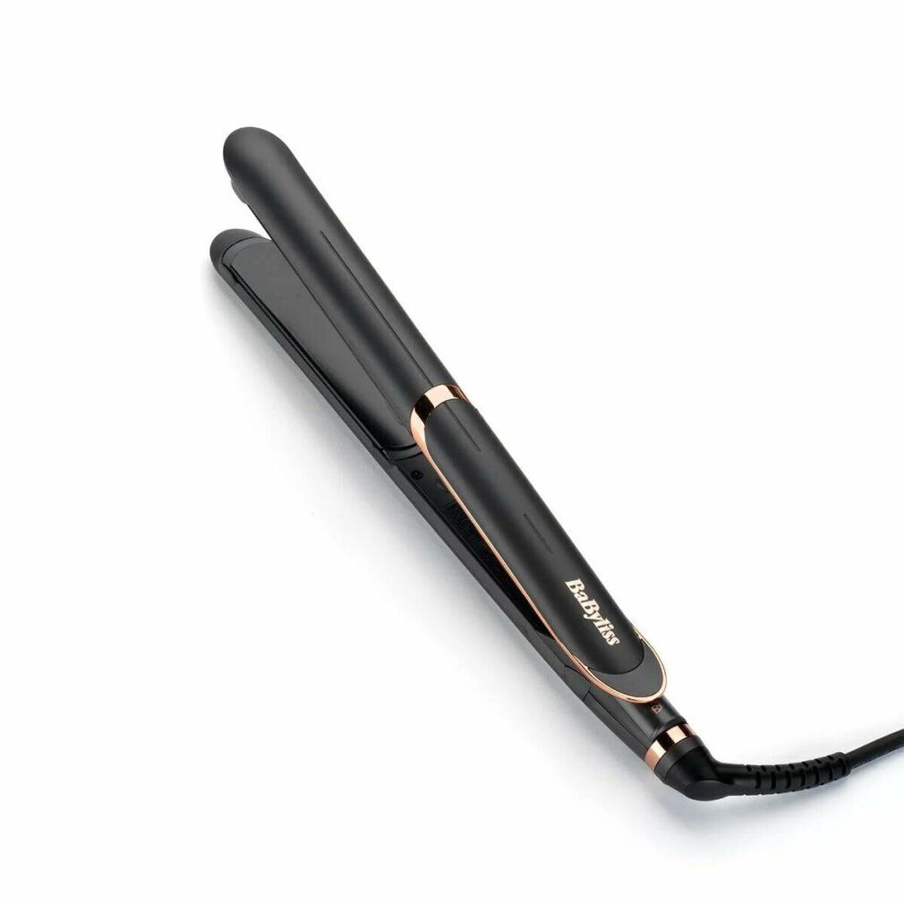 Schwarzes Glätteisen mit kupferfarbenen Akzenten. BaByliss-Logo sichtbar. Netzkabel angeschlossen.
