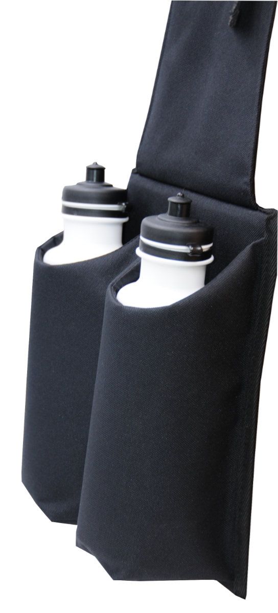 Schwarze Satteltasche mit zwei Halterungen für Trinkflaschen. Zwei weiße Flaschen mit schwarzem Deckel.