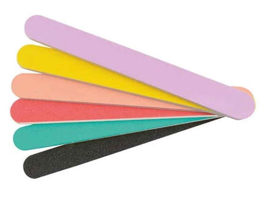 Sechs Nagelfeilen in verschiedenen Farben: Rosa, Gelb, Pfirsich, Koralle, Türkis und Schwarz.